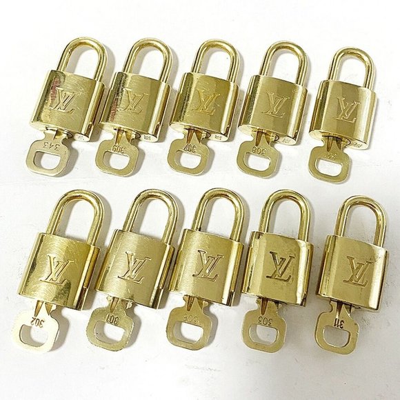 Authentic LOUIS VUITTON LV 10 SET PADLOCK KEY BAG CHARM CADENA GOLD-PLATED - Picture 1 of 4